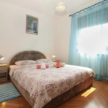 Bright With Garden And Balcony Galižana