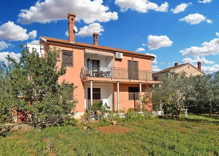 Apartman Bright With Garden And Balcony *