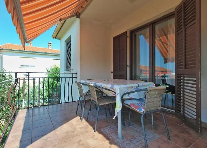 Apartman Bright With Garden And Balcony *