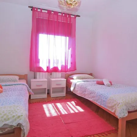 Bright With Garden And Balcony * Galižana