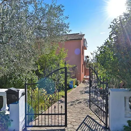 Bright With Garden And Balcony Appartement Galižana