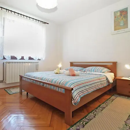 Bright With Garden And Balcony Daire Galižana