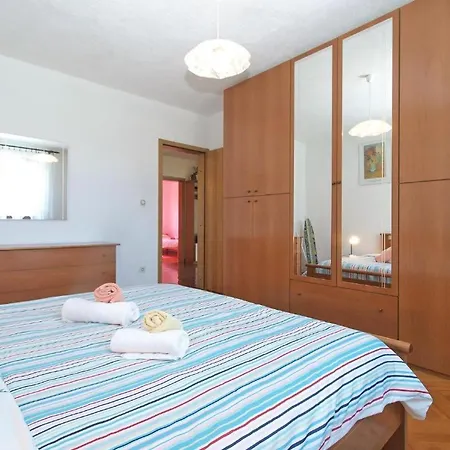 Bright With Garden And Balcony Appartement Galižana