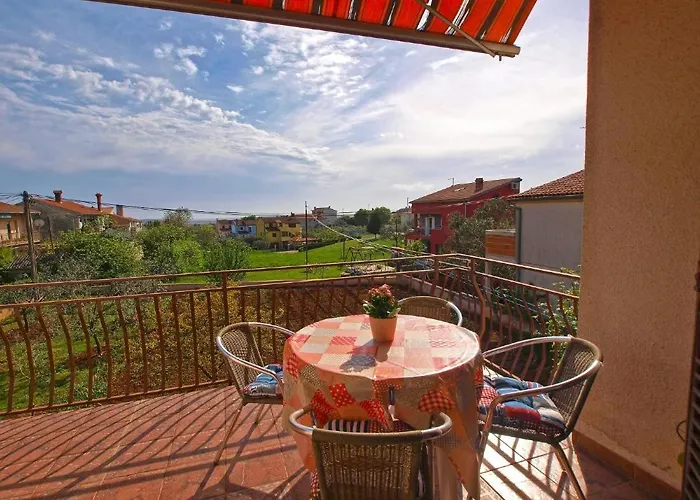 Daire Bright With Garden And Balcony