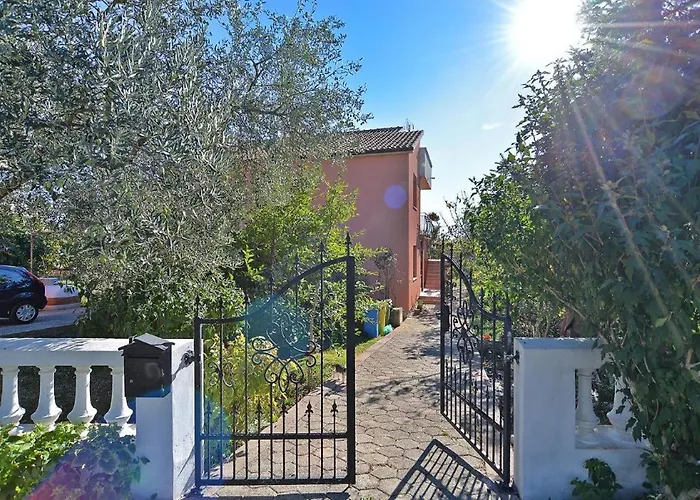 Bright With Garden And Balcony Daire Galižana