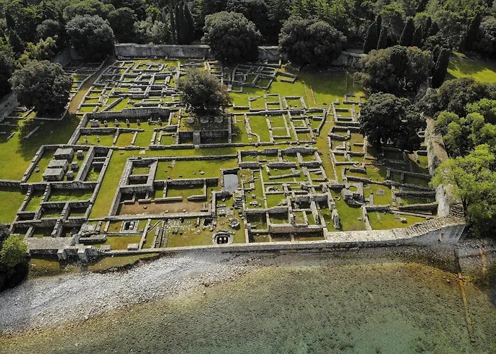 Bright With Garden And Balcony Daire