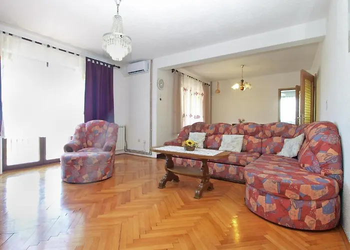 Bright With Garden And Balcony Daire